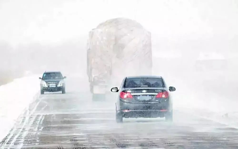 出行提示_雪地行車(chē)安全技巧_降雪天氣開(kāi)車(chē)注意事項