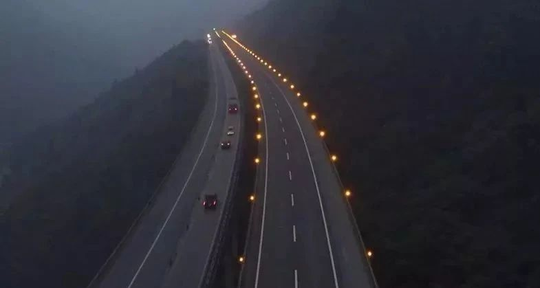 霧天行車(chē)安全常識_低能見(jiàn)度駕駛技巧_出行提示