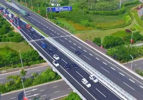 低能見(jiàn)度駕駛技巧_霧天行車(chē)安全常識_出行提示