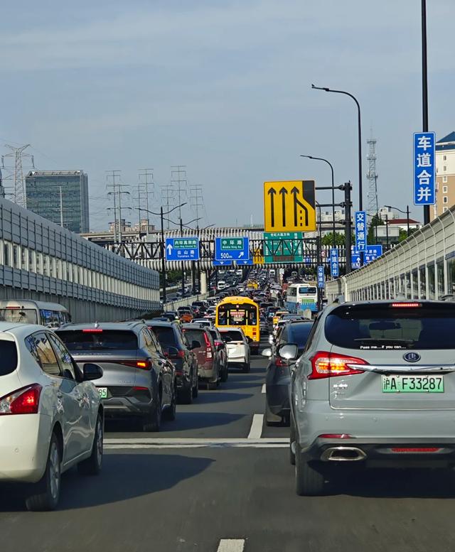 新能源車(chē)占比增長(cháng)_限行_上海交通擁堵升級