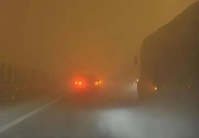 出行提示_冬季貨車(chē)出行安全準備_冬季重型貨車(chē)駕駛安全注意事項