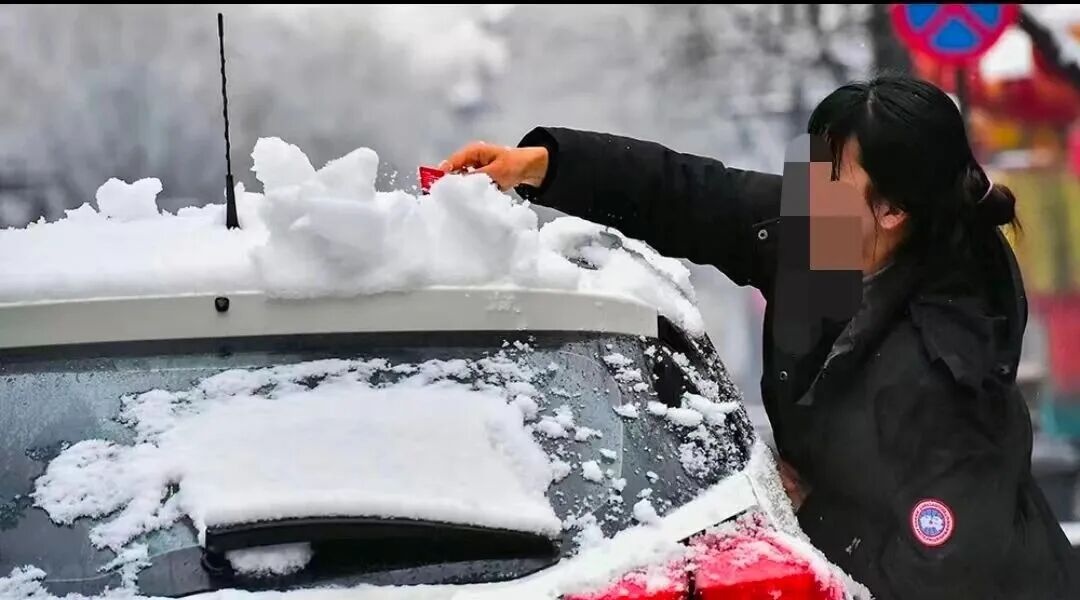 駕車(chē)出行清理車(chē)輛積雪檢查車(chē)燈剎車(chē)輪胎_駕駛過(guò)程中控制車(chē)速保持車(chē)距使用燈光謹慎轉彎_出行提示