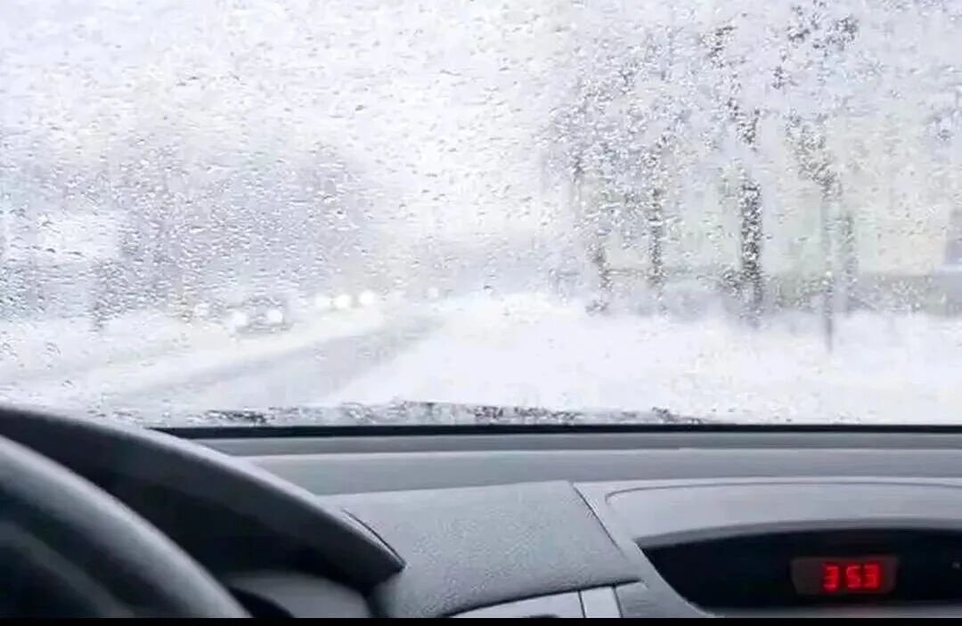 駕車(chē)出行清理車(chē)輛積雪檢查車(chē)燈剎車(chē)輪胎_出行提示_駕駛過(guò)程中控制車(chē)速保持車(chē)距使用燈光謹慎轉彎