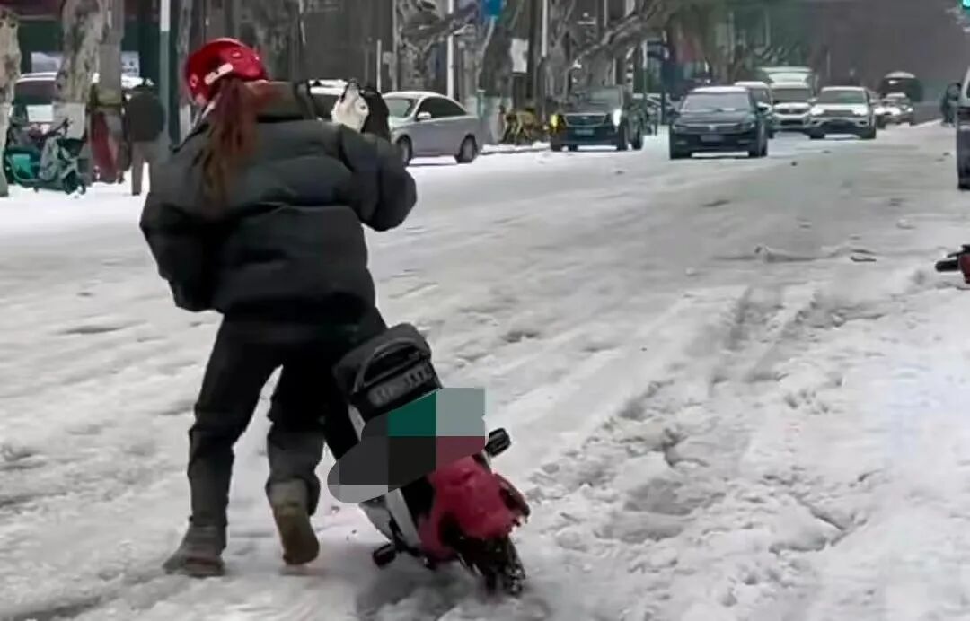 駕車(chē)出行清理車(chē)輛積雪檢查車(chē)燈剎車(chē)輪胎_駕駛過(guò)程中控制車(chē)速保持車(chē)距使用燈光謹慎轉彎_出行提示