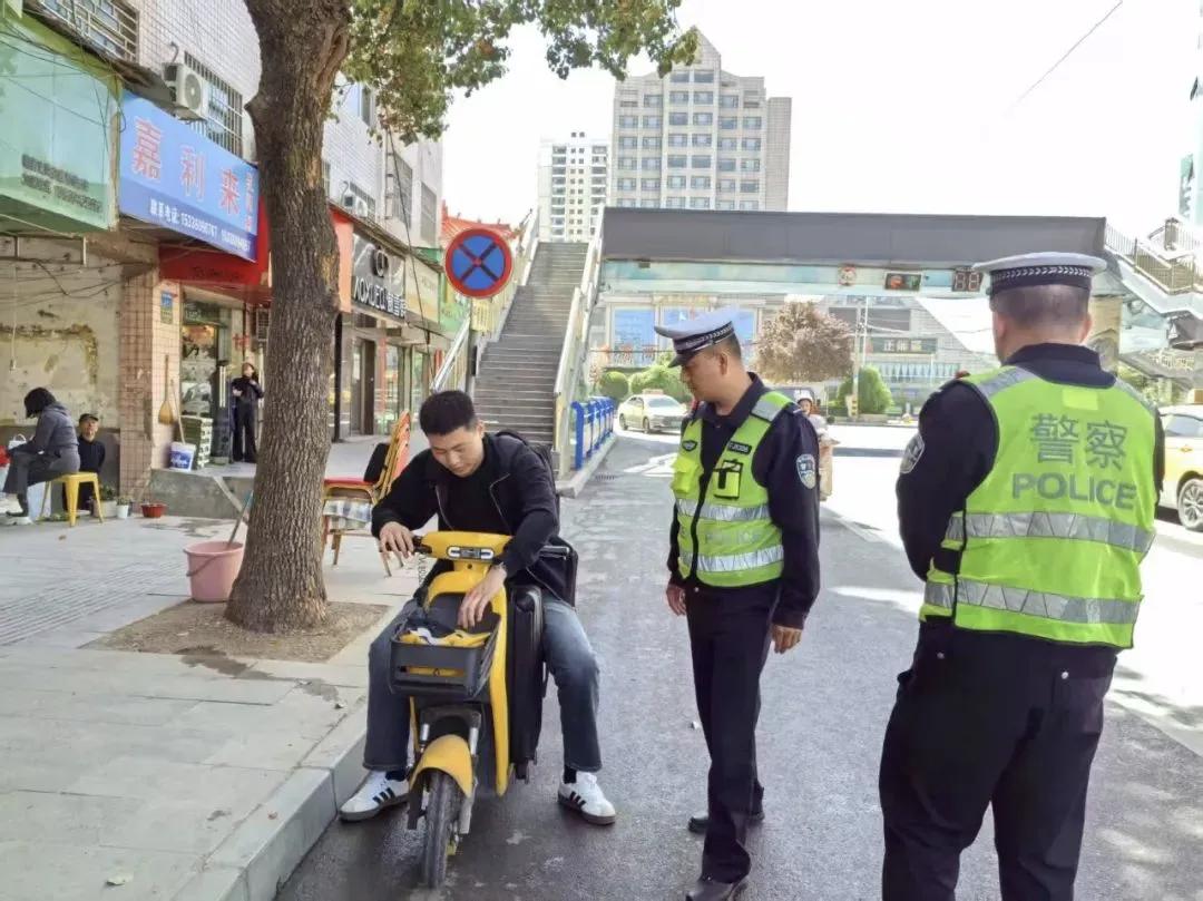 電動(dòng)車(chē)號牌新規_黃色臨時(shí)標識牌禁行_禁行