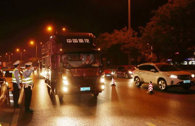 禁行_天津貨車(chē)限行交通違法 夜間集中治理行動(dòng) 涉牌涉酒駕駛查處