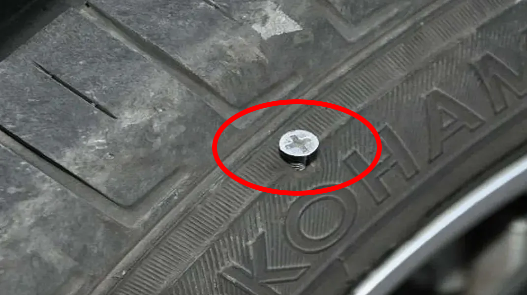 出行提示_雪天行車(chē)安全注意事項_繞車(chē)檢查車(chē)胎