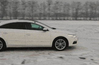 降雪天氣開(kāi)車(chē)注意事項_出行提示_雪地行車(chē)安全技巧