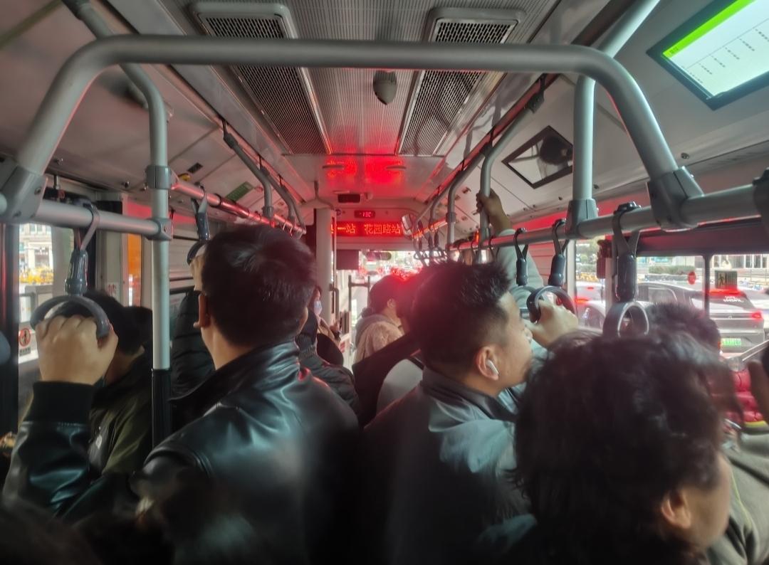 鄭州市限行政策恢復_限行_鄭州公共交通早高峰客流量增長(cháng)