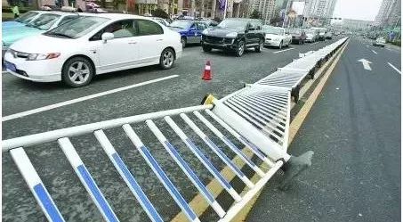 出行提示_大風(fēng)天氣行車(chē)安全注意事項_大風(fēng)天氣車(chē)輛行駛技巧