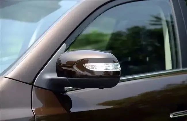 出行提示_大風(fēng)天氣安全駕車(chē)_緊閉車(chē)門(mén)防風(fēng)沙