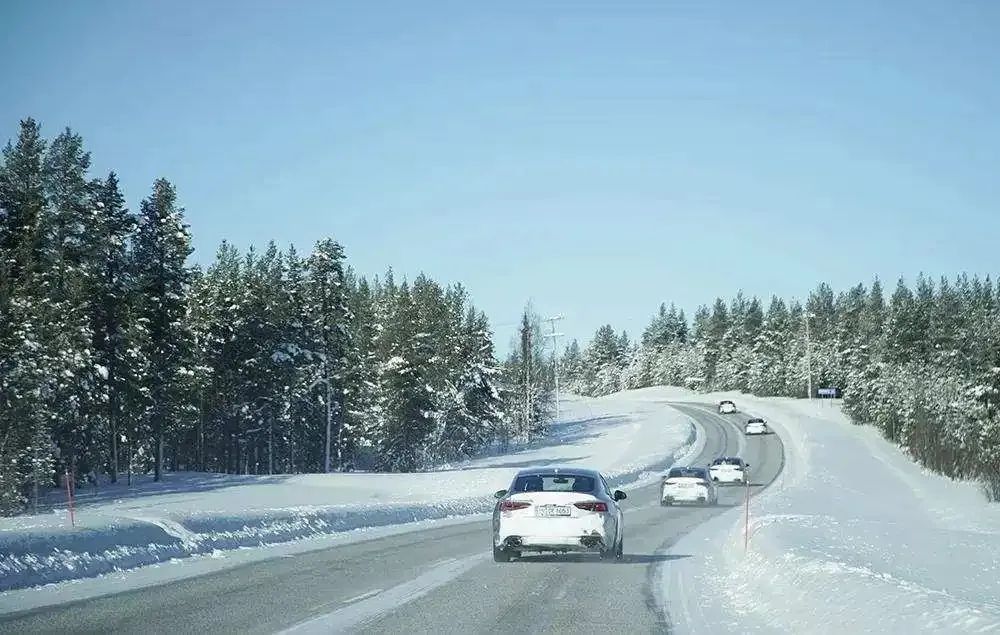 雨雪天安全駕駛技巧_出行提示_冰雪路面行車(chē)注意事項