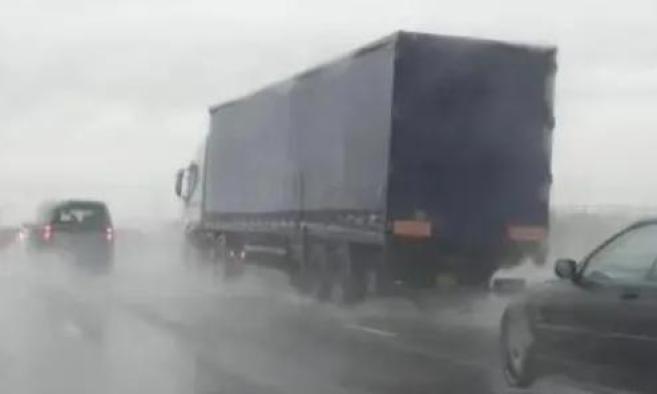 雨天行車(chē)安全_出行提示_雨季駕駛注意事項