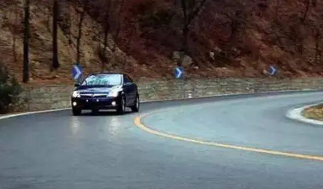 路況_不同路況剎車(chē)法則_剎車(chē)技巧