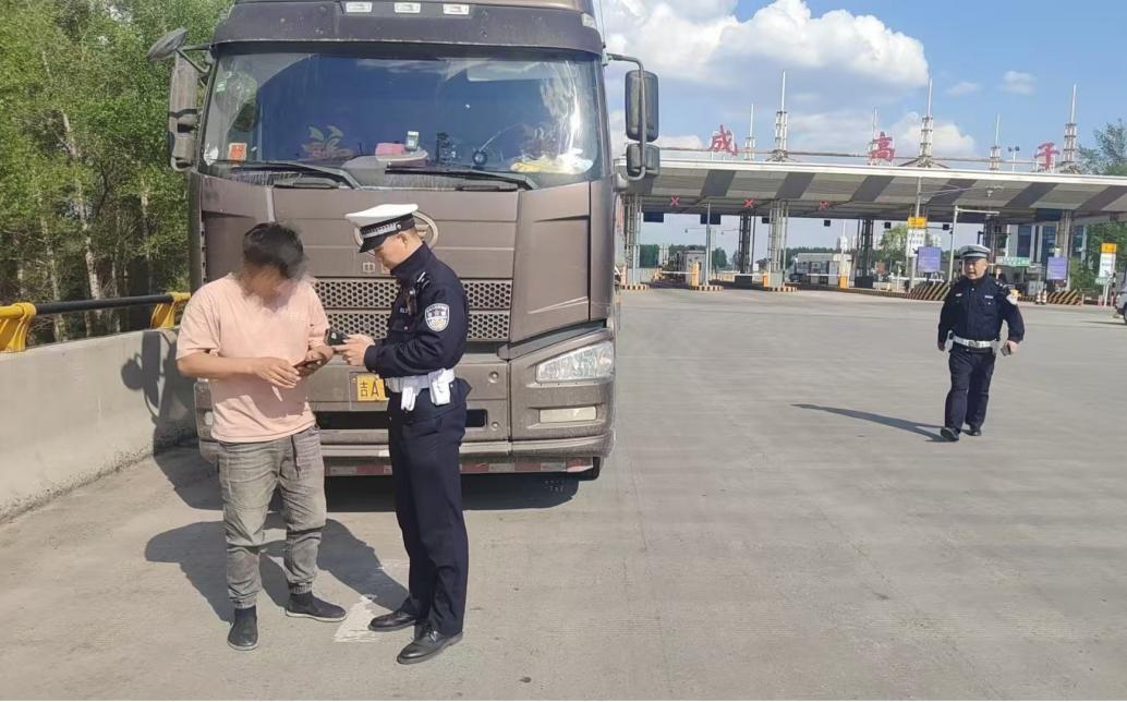 禁行_哈爾濱交警夏防行動(dòng)_大貨車(chē)超限超載整治
